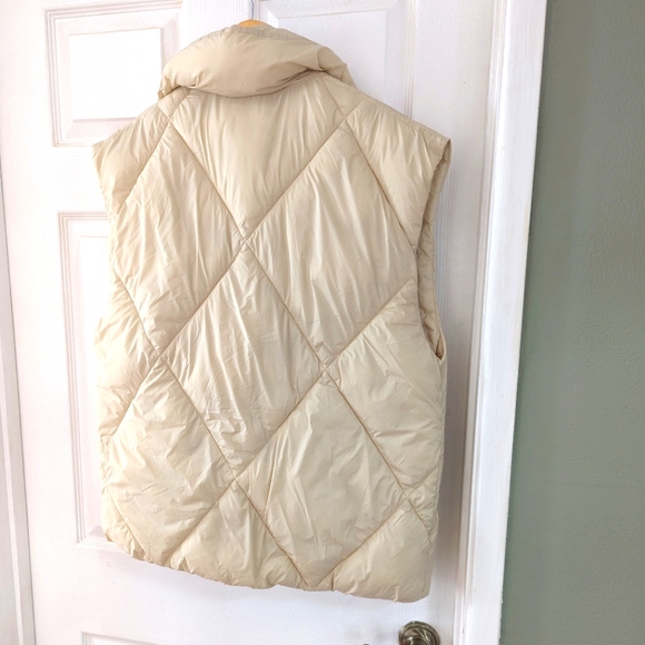 A&F oversized quilted vest in cream - Picture 5 of 8